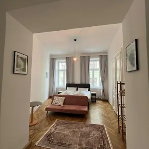 Apartamento Centrally-located Authentic